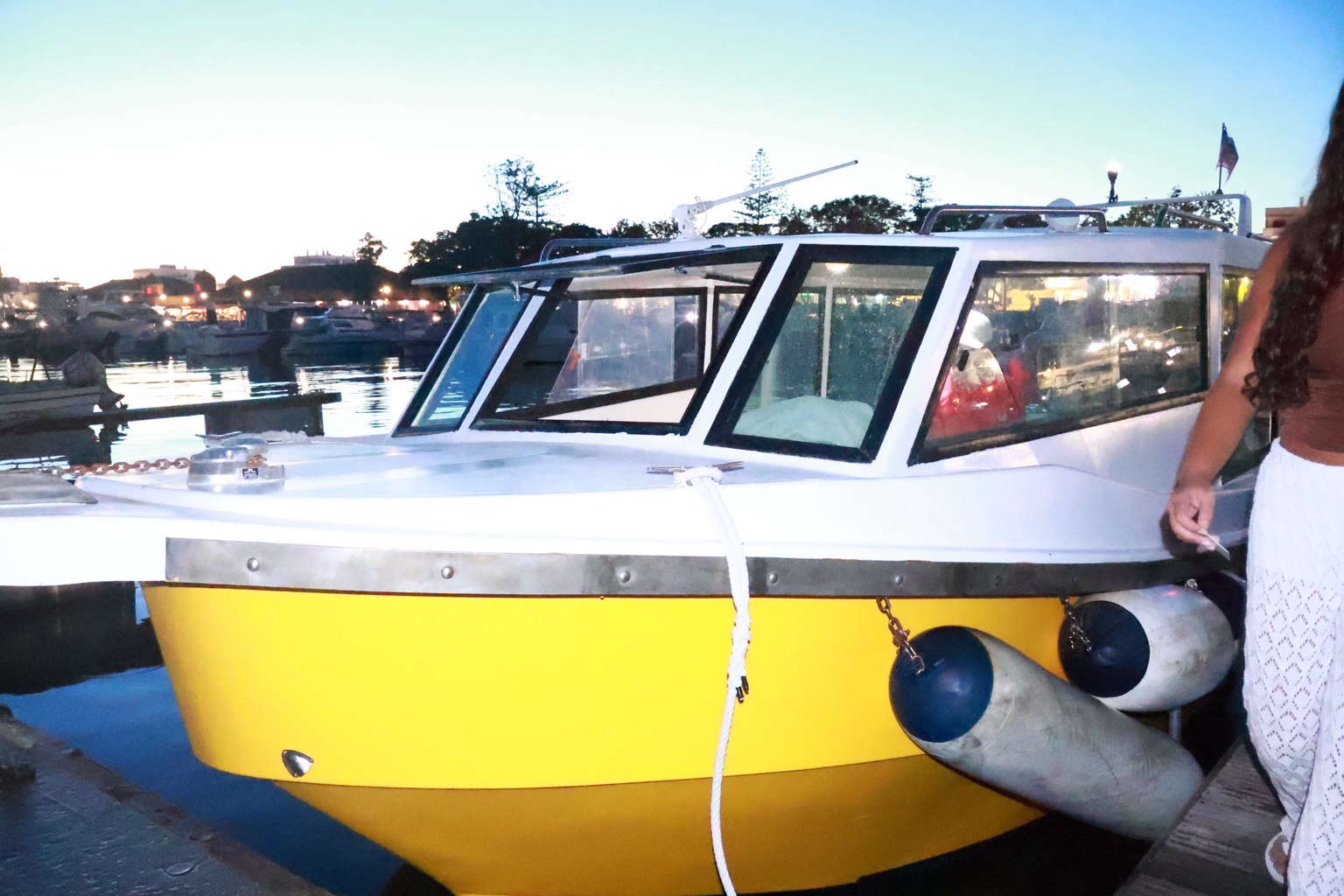 Barco amarelo Algarve Formosa Tour atracado